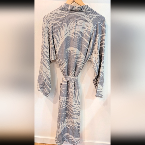 Light Blue & White Patterned Kimono Robe - Picture 2 of 6